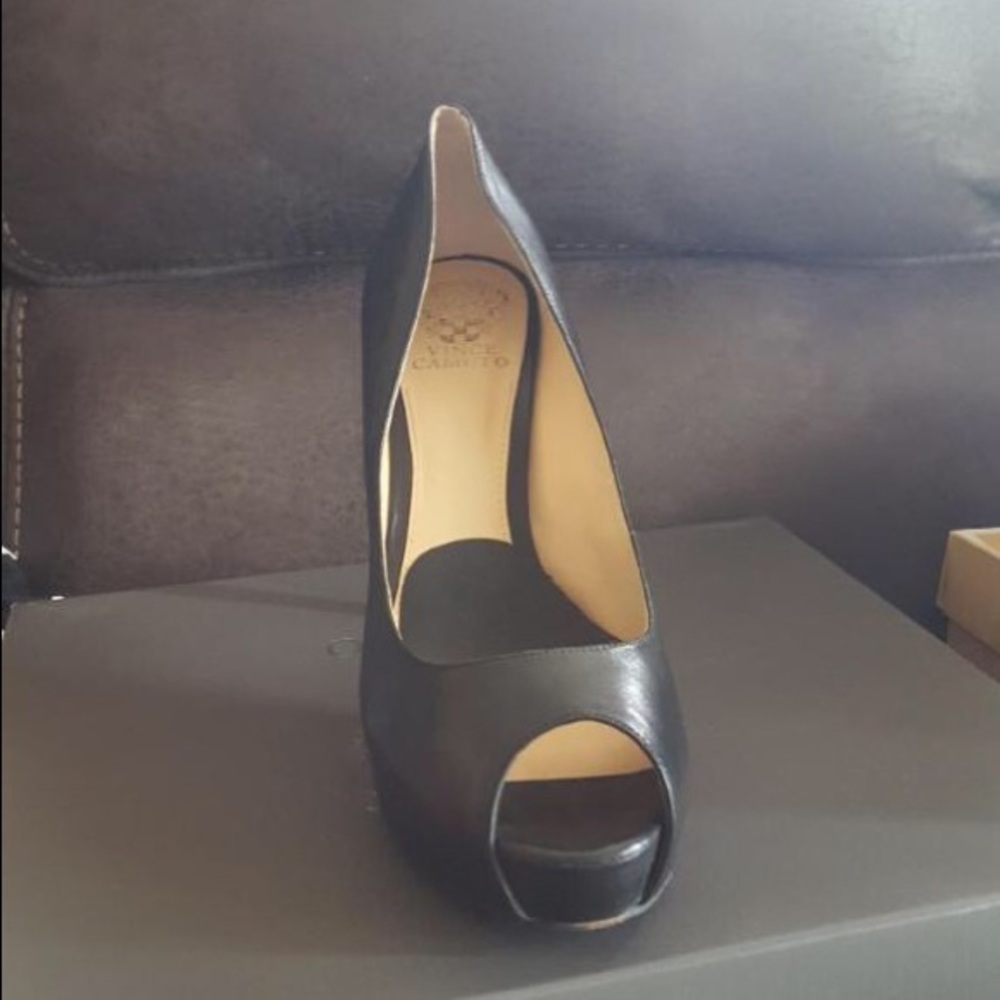 Black pumps